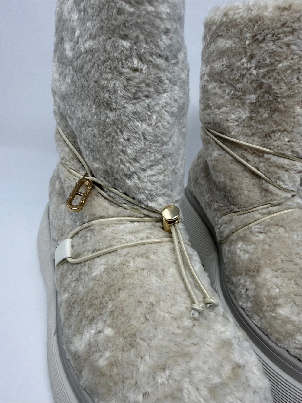 Dee Ocleppo stunning cozy